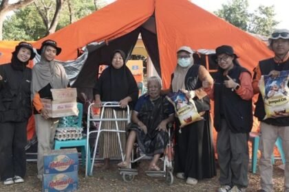 Di Pengungsian Nagekeo NTT Kakek Abdul Terima Alat Bantu Jalan