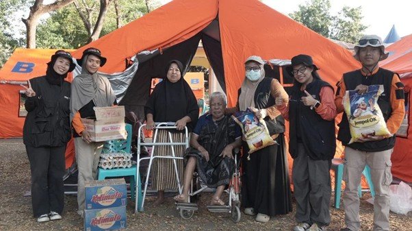 Di Pengungsian Nagekeo NTT Kakek Abdul Terima Alat Bantu Jalan